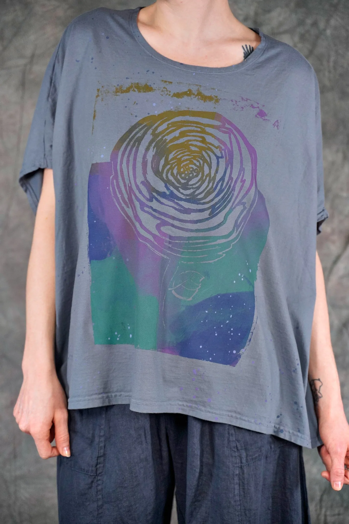 1598 Seed Packet Tee River Mist-P
