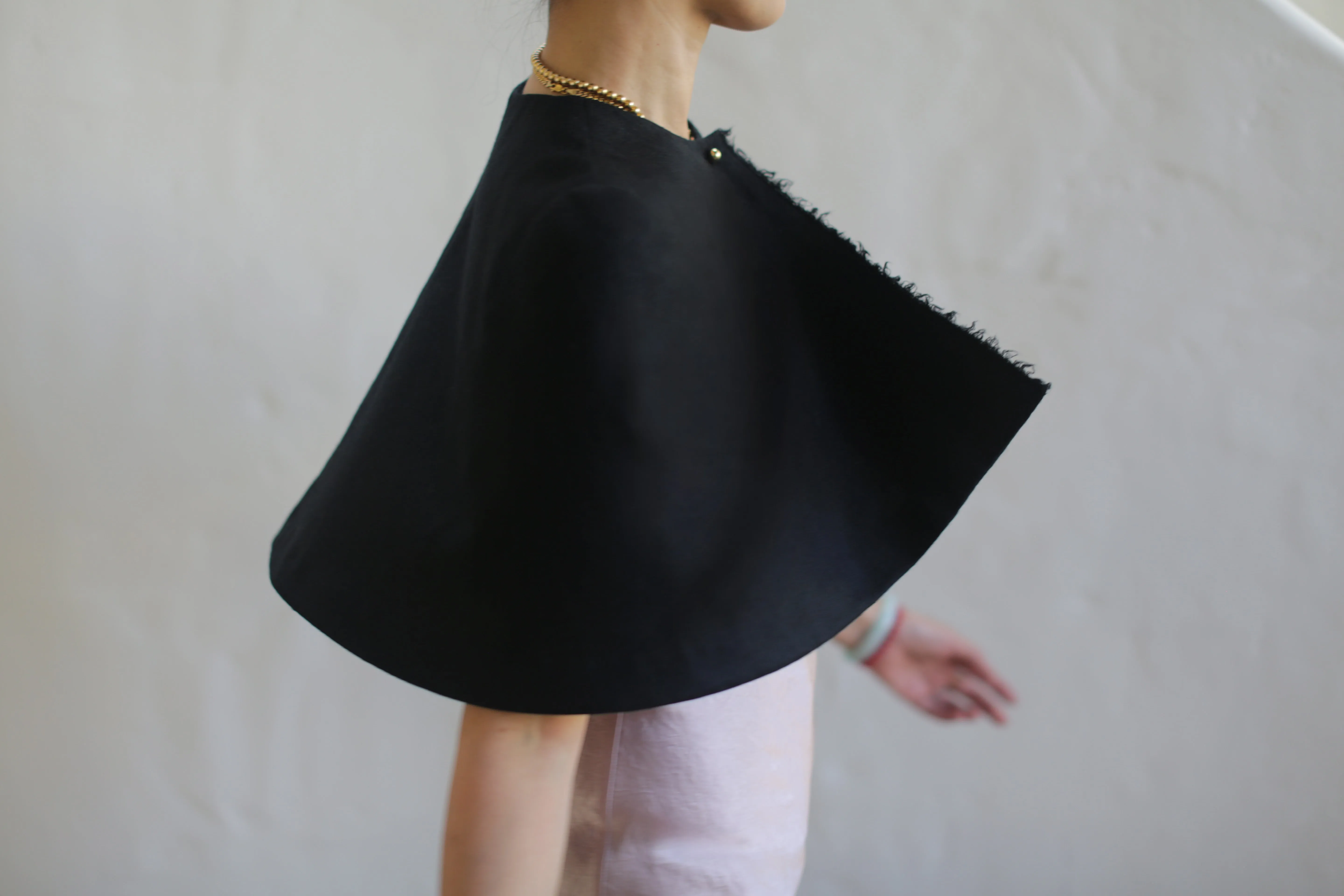 Capelet | Black