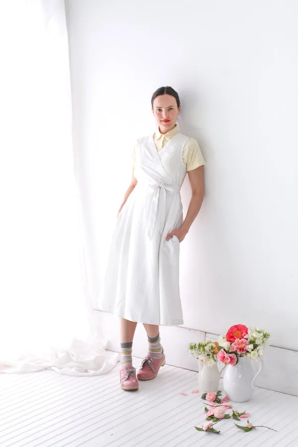 CUISINE APRON DRESS IN WHITE LINEN