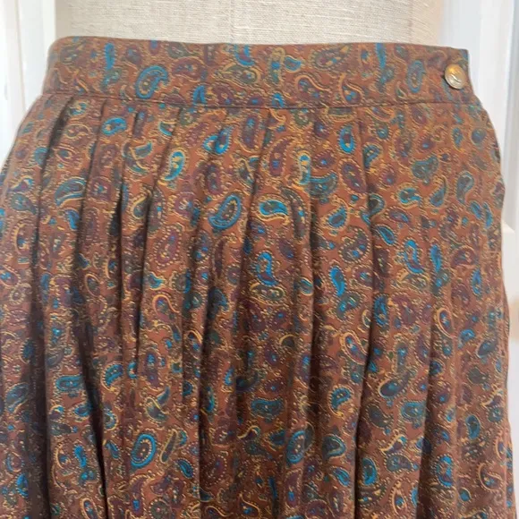 Vintage 1990s CHAUS skirt quail paisley print women’s size Petite Small midi EUC