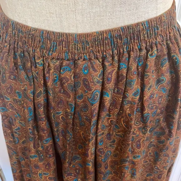 Vintage 1990s CHAUS skirt quail paisley print women’s size Petite Small midi EUC